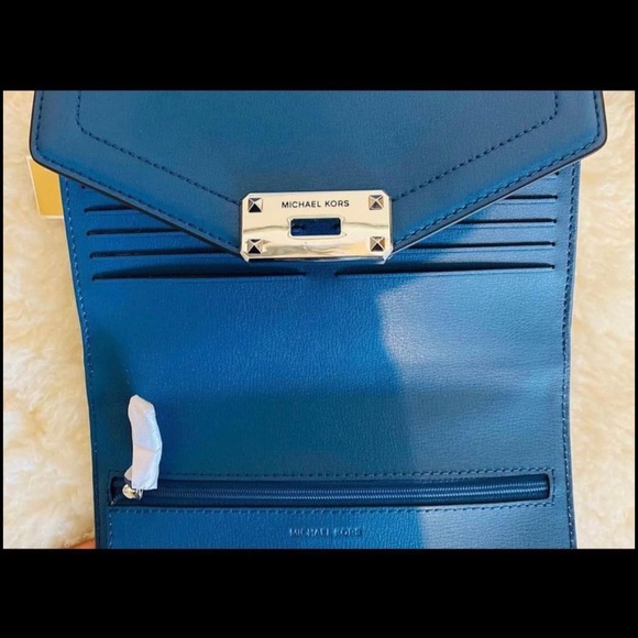 Brand New Michael Kors Kinsley Wallet on Chain / Crossbody in Blue - Picture 2 of 3